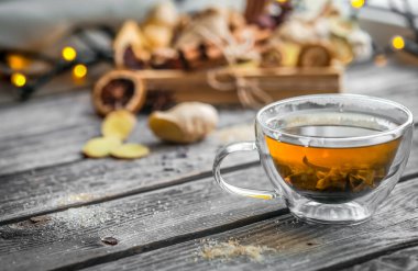 ahşap arka plan şeffaf fincan ile natürmort