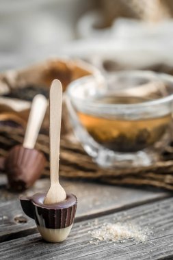 bir çubuk üzerinde çay ve çikolata şeker
