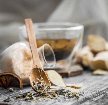 ahşap arka plan şeffaf fincan ile natürmort