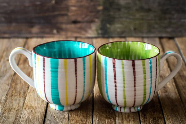 Ahşap arka plan üzerinde çizgili Kupası