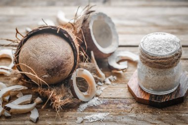 ahşap bir zemin üzerine Hindistan cevizi ile natürmort