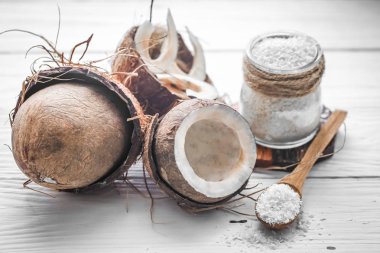 Hindistan cevizi ve pul ile natürmort