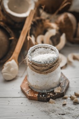 Hindistan cevizi ve pul ile natürmort