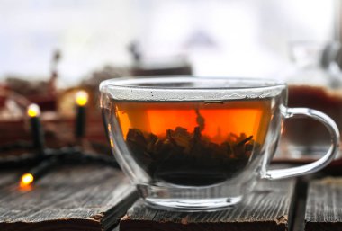 Şeffaf bardak çay ahşap arka plan üzerinde