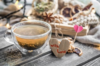 Sevgililer günü natürmort çay ve bir kalp ile