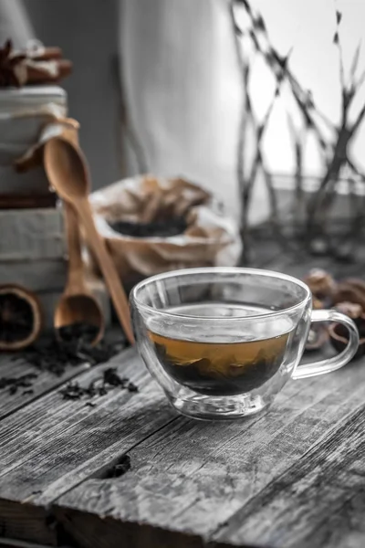 Ainda vida com transparente xícara de chá no fundo de madeira — Fotografia de Stock