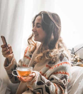 Çay telefon ile kız