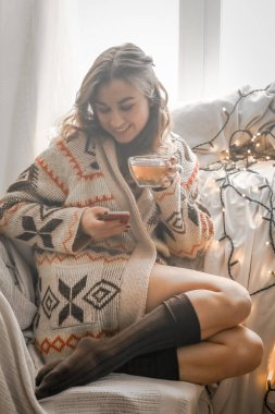 Çay telefon ile kız