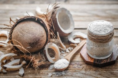 ahşap bir zemin üzerine Hindistan cevizi ile natürmort