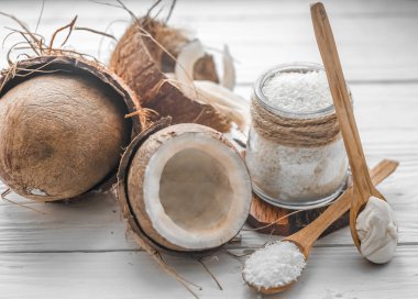 Hindistan cevizi ve pul ile natürmort