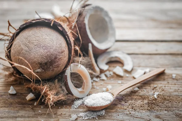 ahşap bir zemin üzerine Hindistan cevizi ile natürmort