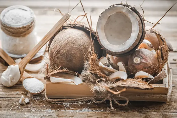 Vida tranquila com coco em um fundo de madeira — Fotografia de Stock
