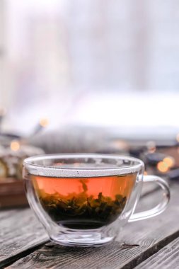 Şeffaf bardak çay ahşap arka plan üzerinde