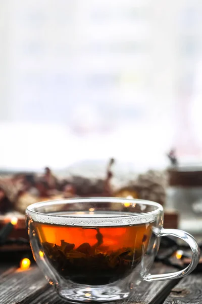 Διαφανές φλιτζάνι τσάι σε φόντο ξύλινη — Φωτογραφία Αρχείου
