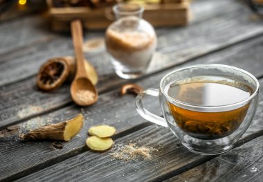 ahşap arka plan şeffaf fincan ile natürmort