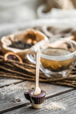 bir çubuk üzerinde çay ve çikolata şeker