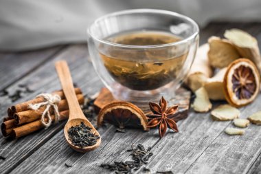 ahşap arka plan şeffaf fincan ile natürmort