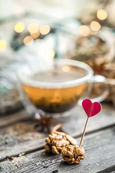 Sevgililer günü natürmort çay ve bir kalp ile