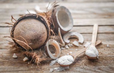 ahşap bir zemin üzerine Hindistan cevizi ile natürmort