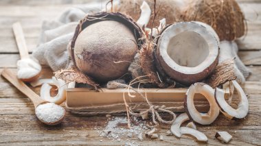 ahşap bir zemin üzerine Hindistan cevizi ile natürmort