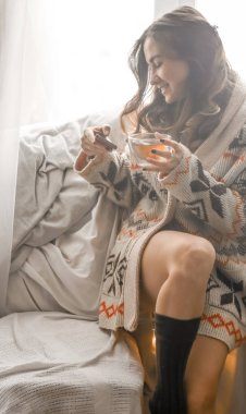 Çay telefon ile kız