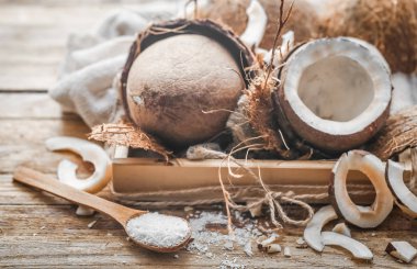 ahşap bir zemin üzerine Hindistan cevizi ile natürmort