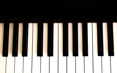 müzik aleti, siyah arka plan üzerine piyano tuşları