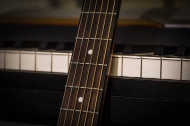 piyano tuşları ve akustik gitar müzik aletleri