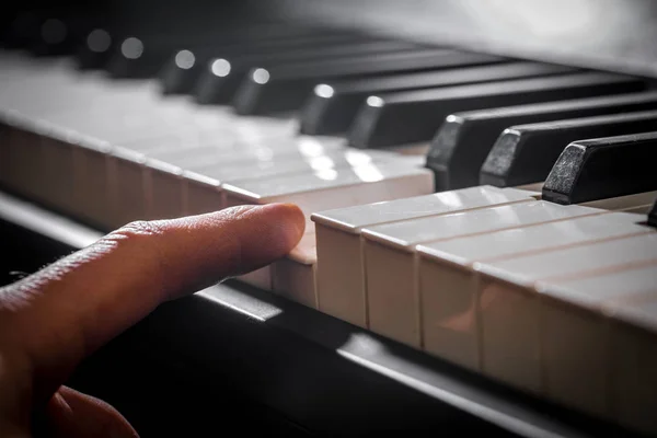 Piano och pianistens händer. Detaljer för musikinstrumentet. — Stockfoto
