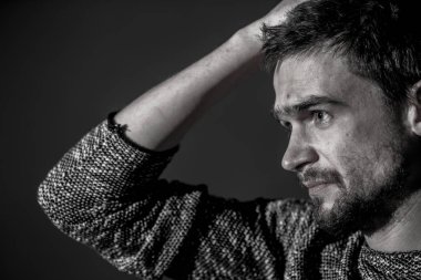 genç adam, üzücü duygular, siyah ve beyaz fotoğraf