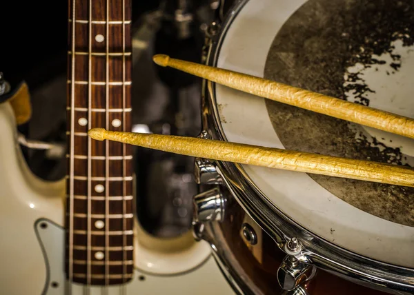 Snare drum com baquetas e guitarra baixo — Fotografia de Stock