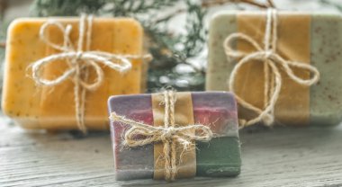 Ahşap arka planda el yapımı sabun