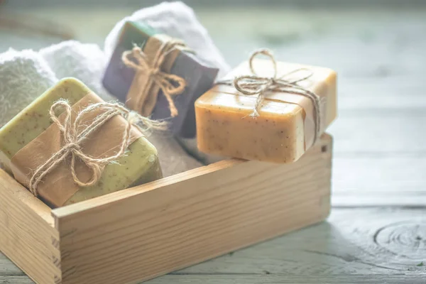 Jabón hecho a mano en caja de madera — Foto de Stock