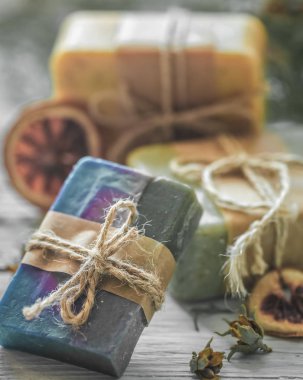 Ahşap arka planda el yapımı sabun