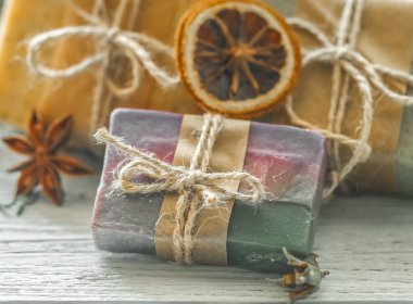 Ahşap arka planda el yapımı sabun