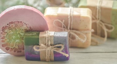 Ahşap arka planda el yapımı sabun