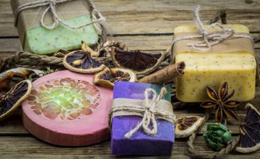 Ahşap arka planda el yapımı sabun