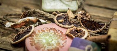 Ahşap arka planda el yapımı sabun