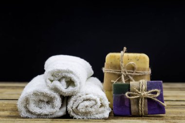 Ahşap arka planda el yapımı sabun