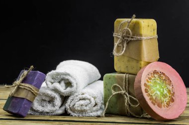 Ahşap arka planda el yapımı sabun