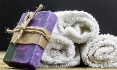 Ahşap arka planda el yapımı sabun