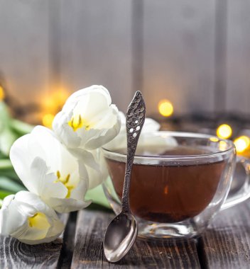 Beyaz Laleler ve bir fincan çay