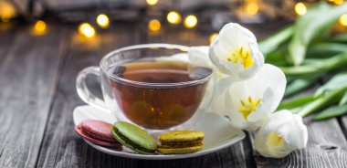 Beyaz Laleler ve bir fincan çay