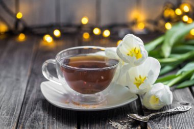 Beyaz Laleler ve bir fincan çay