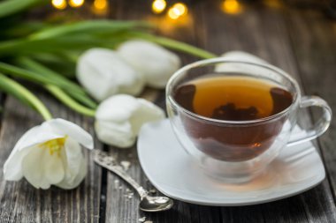 Beyaz Laleler ve bir fincan çay