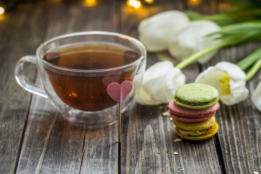 Beyaz Laleler ve şeffaf bir fincan çay