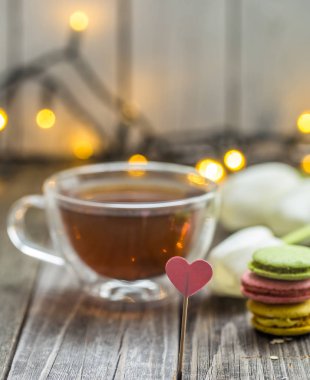 Beyaz Laleler ve şeffaf bir fincan çay