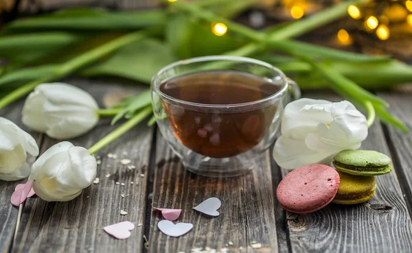 Beyaz Laleler ve şeffaf bir fincan çay