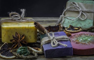 Ahşap arka planda el yapımı sabun