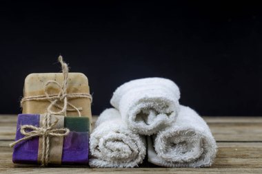 Ahşap arka planda el yapımı sabun